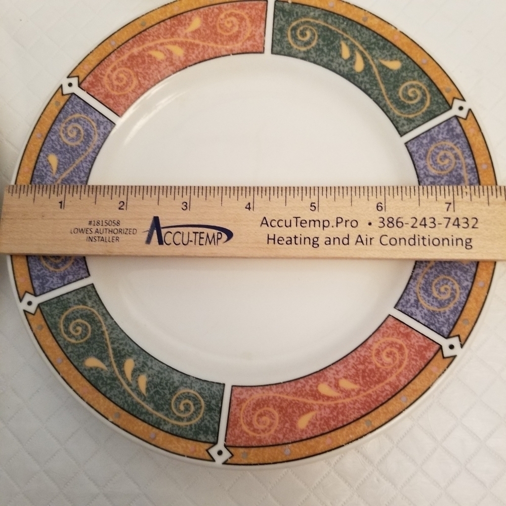 Majesticware Persia 7 3/4" Salad/Dessert Plates Set of 4. 1 Chip - Picture 2 of 4